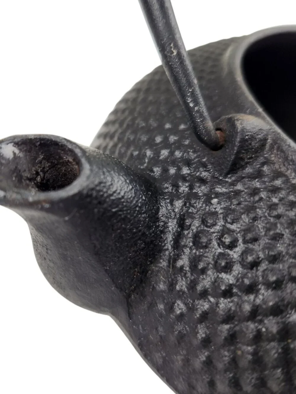 Small Black Cast Iron Teapot w/ Infuser – Textured Japanese‑Style Design